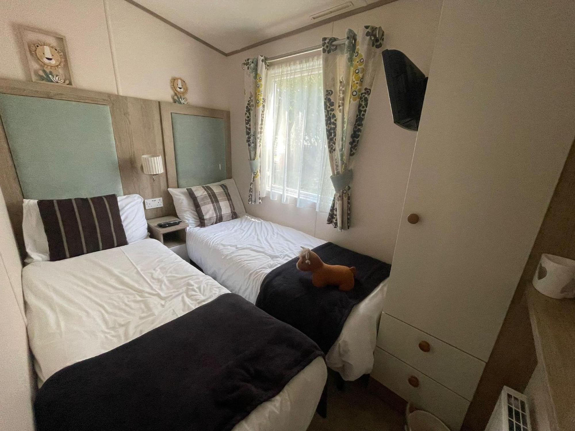 Lovely Caravan At Manor Park, Nearby Hunstanton Beach In Norfolk Ref 23049S Exterior photo